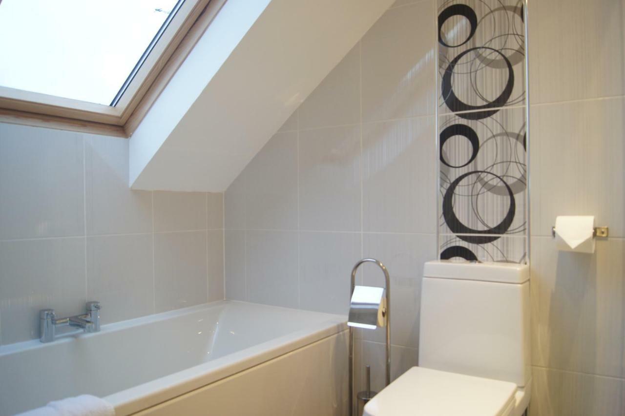 Modern, Cosy Apartment In Bearsden With Private Parking Glasgow Extérieur photo