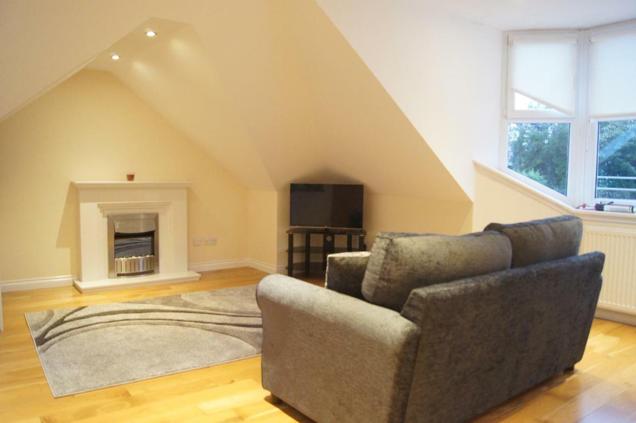 Modern, Cosy Apartment In Bearsden With Private Parking Glasgow Extérieur photo