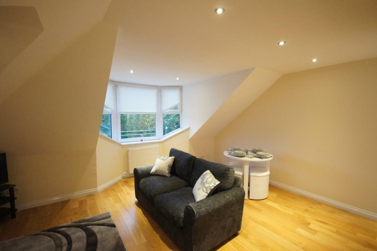 Modern, Cosy Apartment In Bearsden With Private Parking Glasgow Extérieur photo