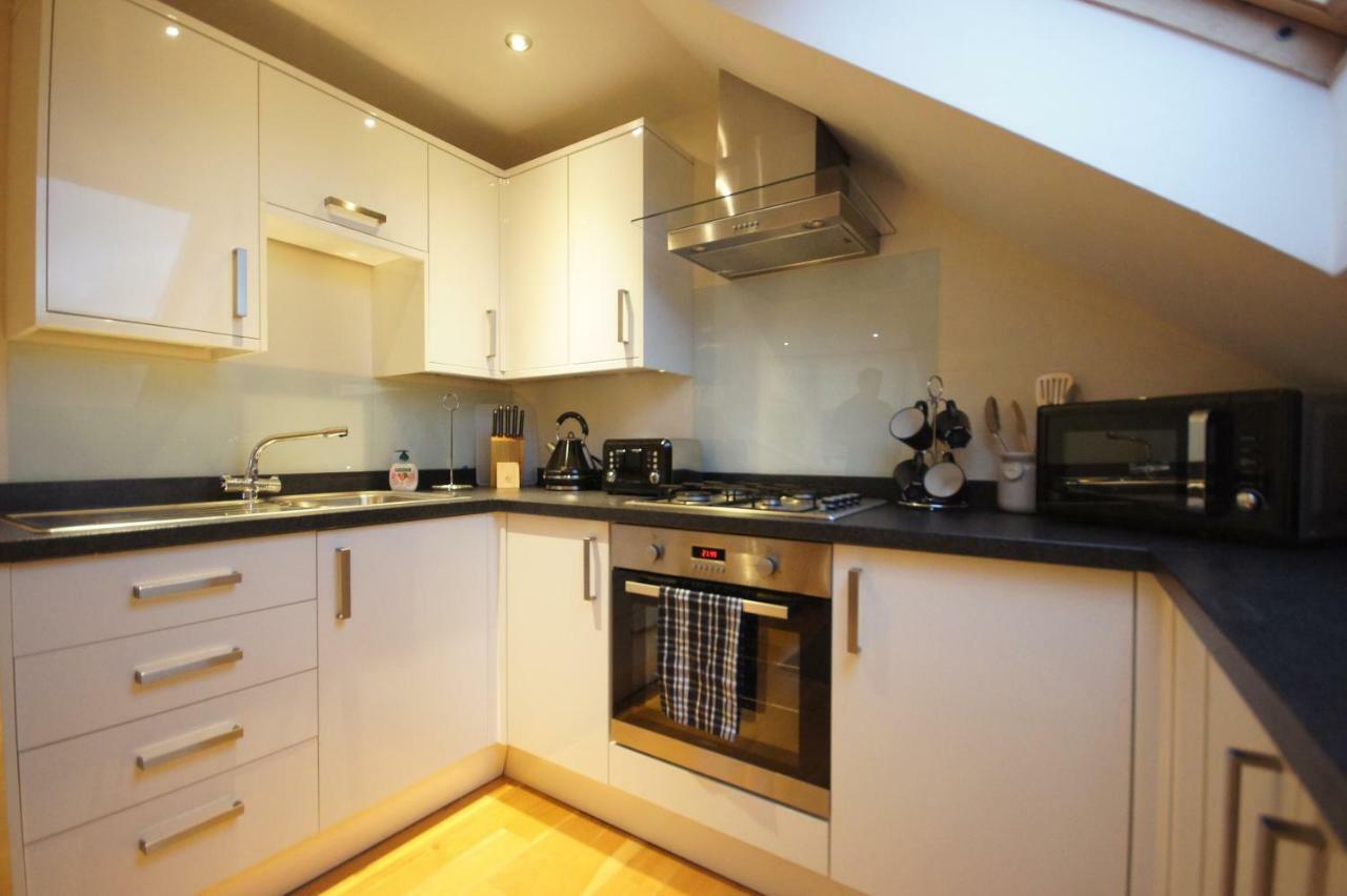 Modern, Cosy Apartment In Bearsden With Private Parking Glasgow Extérieur photo